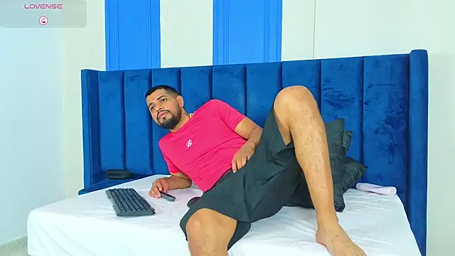 CURVYANDKING_CR webcam