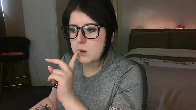 LucyLou31 webcam