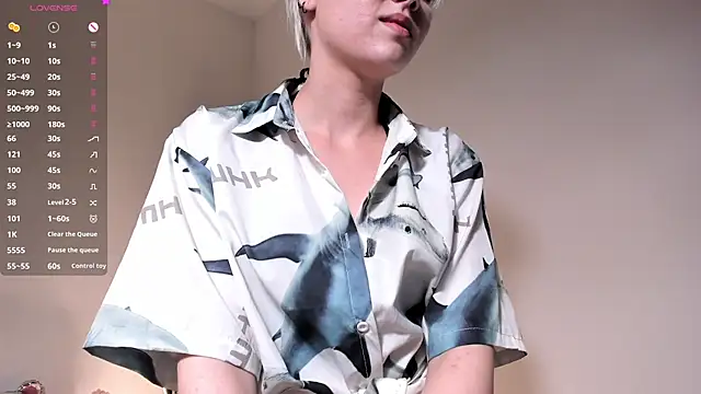 GoldenLenarz live cam on StripChat