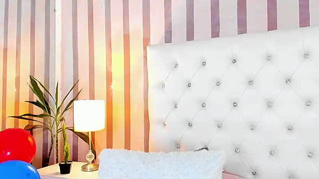Mia-Stones webcam