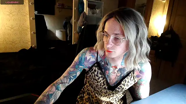 julia_dolls - Julia_dolls's free webcam - UK Sex Cams