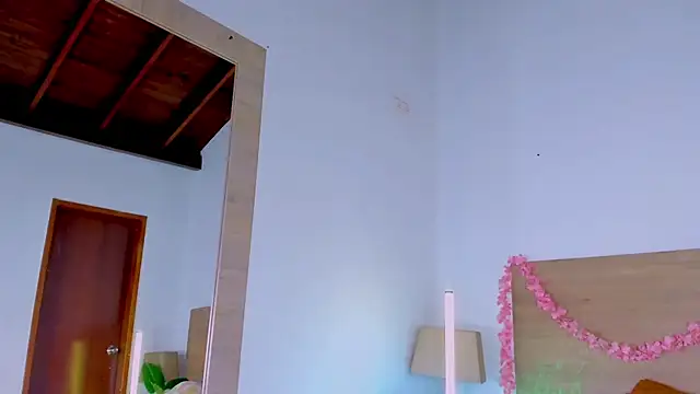 LaraRous webcam
