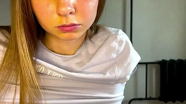 MilaPoetry webcam