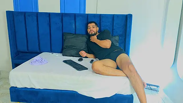 CURVYANDKING_CR webcam