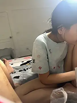 dafei108655 (Ask my age) - 助力大秀表演：女朋友的同学想换新手机，把处女卖给我。真实破处。开苞。无套插入。