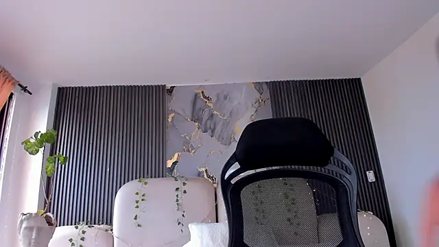 CarolineFyre webcam