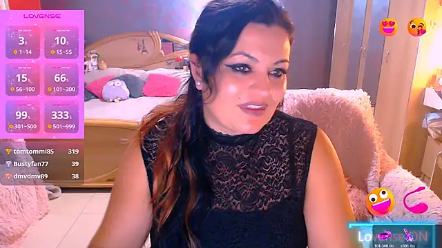 Ariellefoxy live cam on StripChat