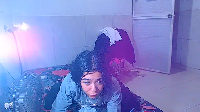 Triogirlhorny_ webcam