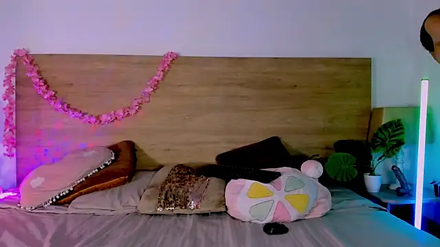 LaraRous webcam