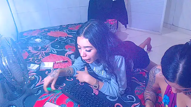 Triogirlhorny_ webcam