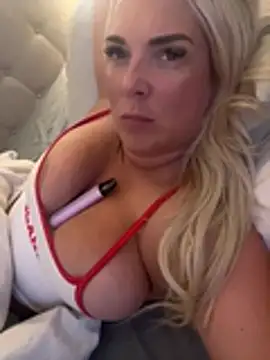 Bustyblondebabe32 webcam