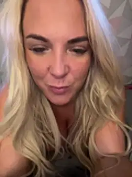 Bustyblondebabe32 webcam