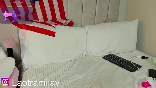 MilaVelour webcam