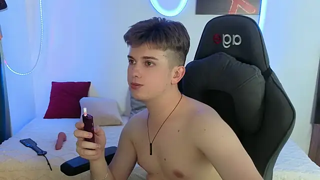 Miless_Cooper webcam