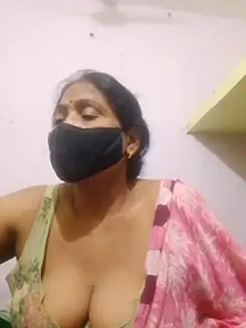YAMUNA_033 live cam on StripChat