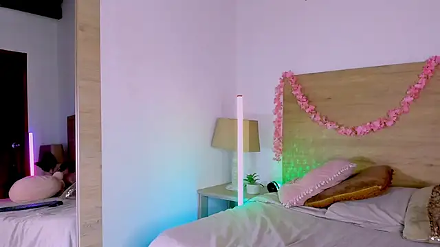 LaraRous webcam