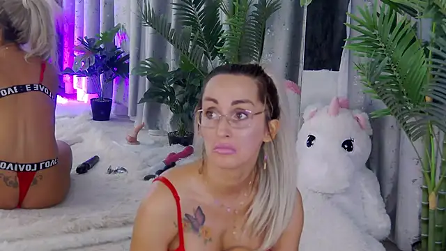 IsabelleEthan live cam on StripChat