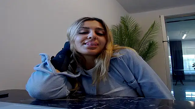 NicolePlay webcam