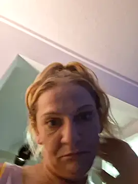 Goldenndoll webcam