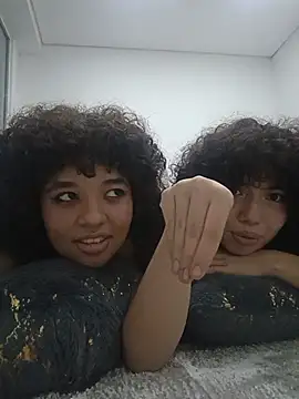 Chloe_and_Violeta webcam
