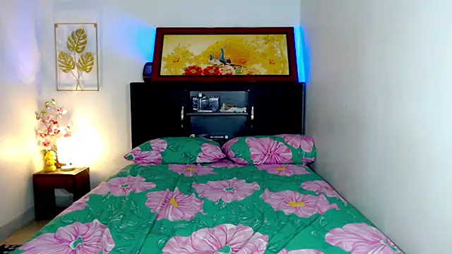 LovelyQueen69 webcam