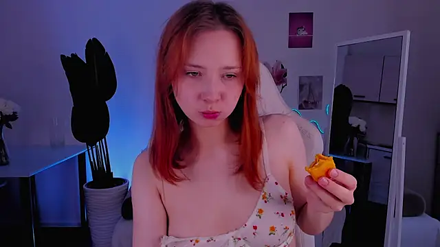 LittlePeach007 webcam