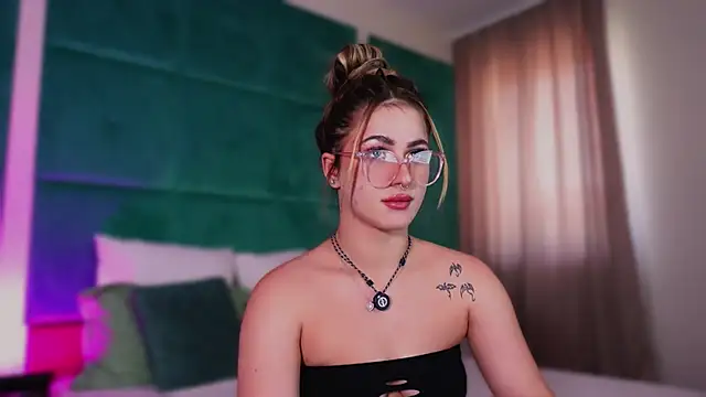 LucyLextonX webcam