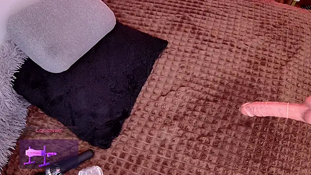MaddieRoses live sex cam