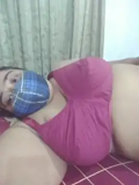 momo_loves webcam