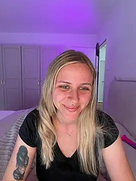 lunawolf21 Live Webcam on Stripchat