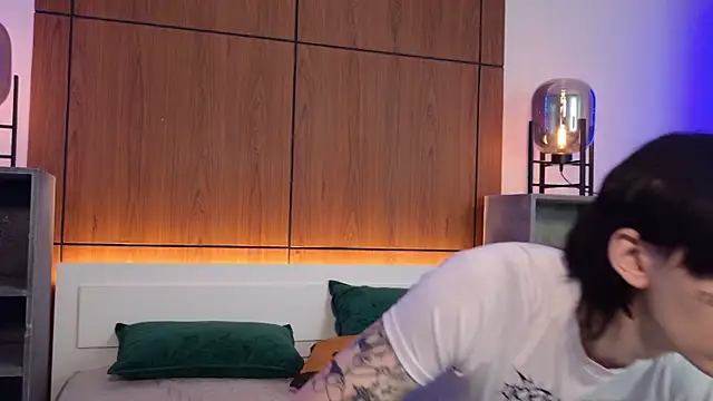 ambercore (M twink) - show an erect penis