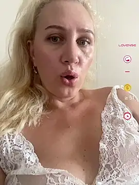 YourBlondee webcam