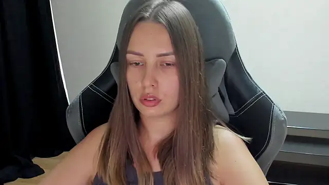 Mia_shy1 webcam
