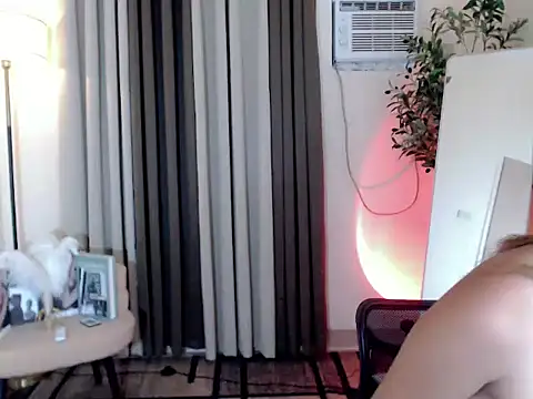 urdreamgirl_mika27 webcam