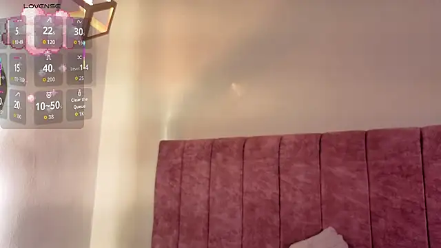 LOU_22_ live cam on StripChat