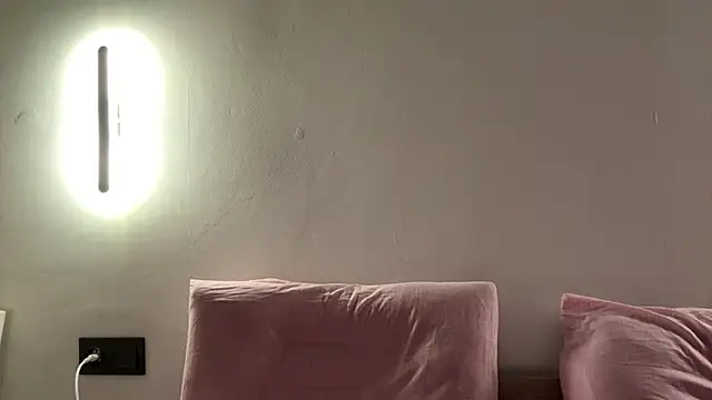 Ur_neighbor_Kira webcam