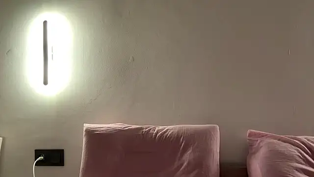 Ur_neighbor_Kira webcam