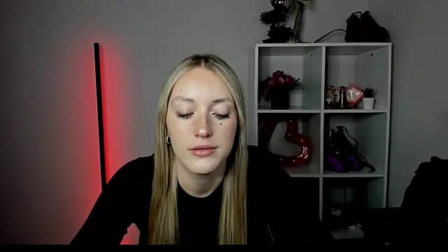 EvelynBlond webcam