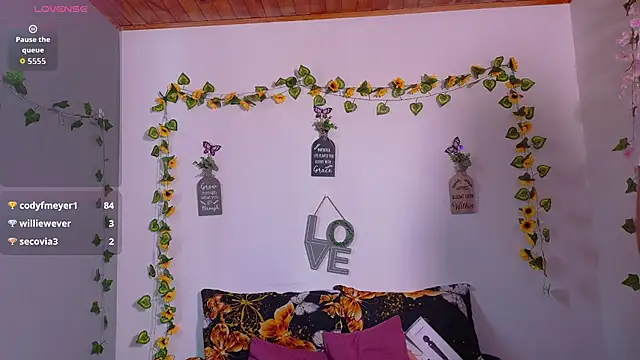 emiily_curly