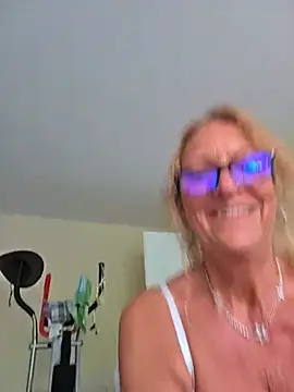 HotWifeLyn68 webcam