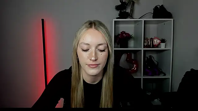EvelynBlond webcam