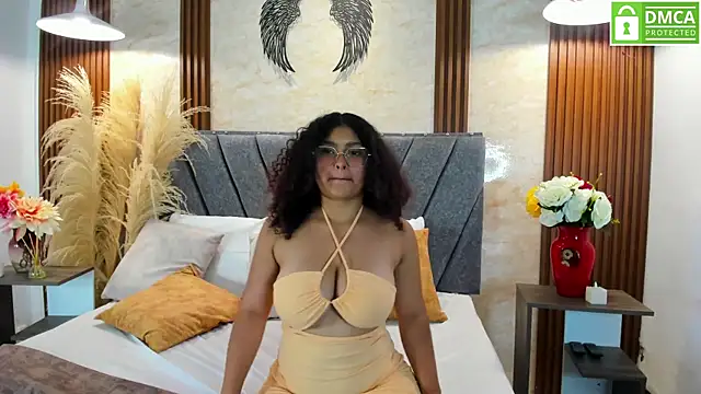 Izzy_lux webcam