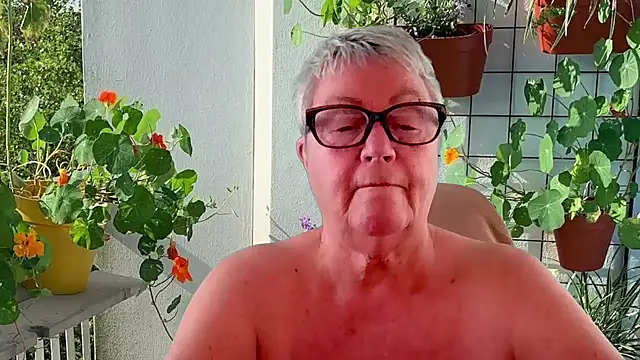 Mystery-Grandmother webcam
