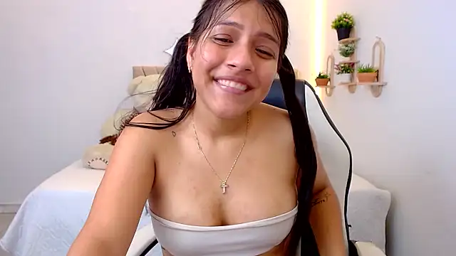 zara_cute live cam on StripChat
