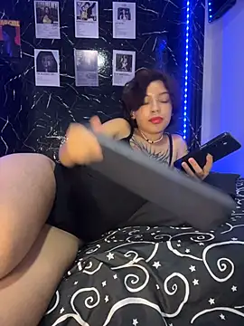 Ashnikko___ webcam