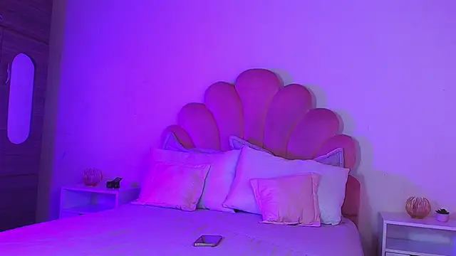 MiaColucci18 webcam