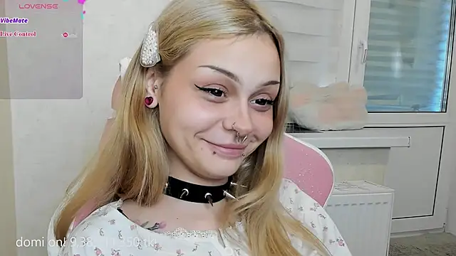 MelonyEmo webcam