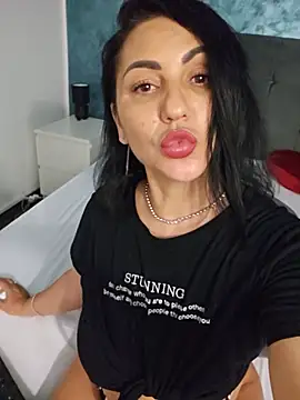 OhhhLauraxx live cam on StripChat
