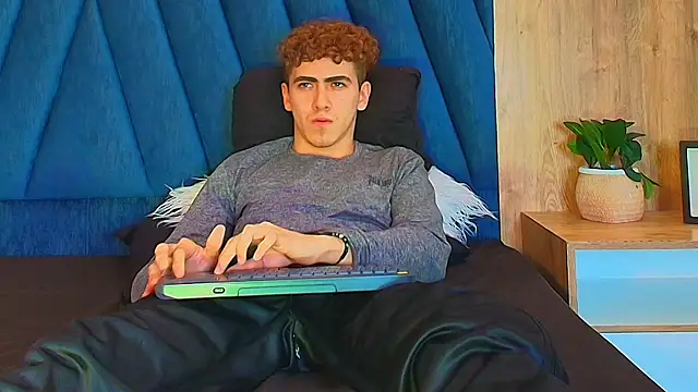 Tyler_Mcrey live cam on StripChat
