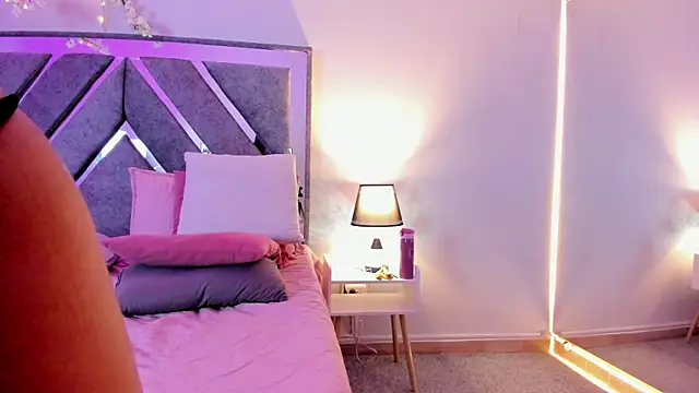 Mia_Davis__